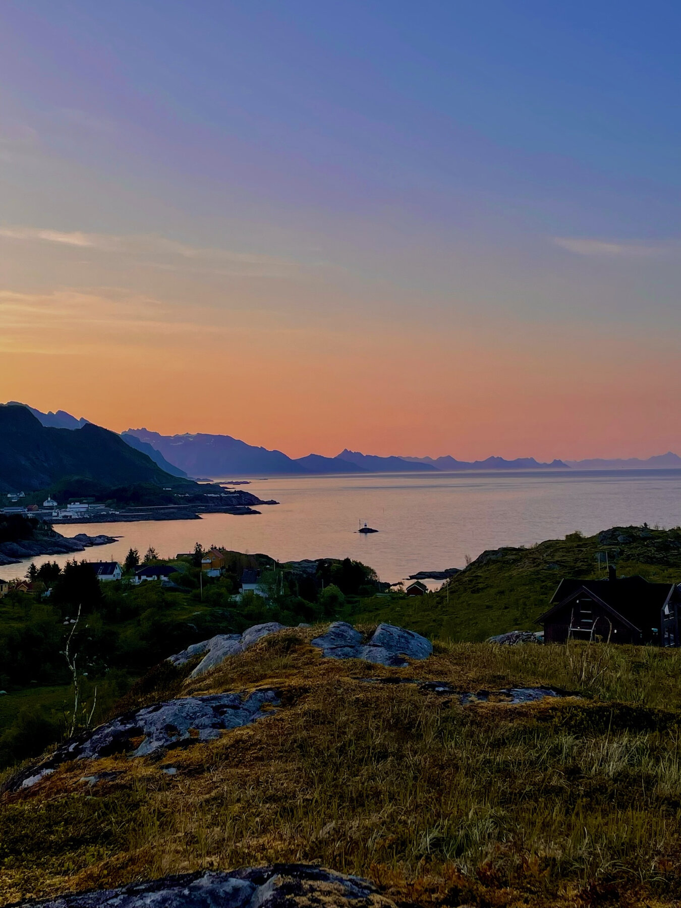 Gyllent høstlys over fjorden