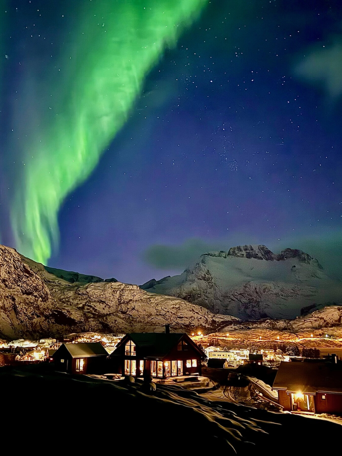 Nordlys over hyttene en vinternatt