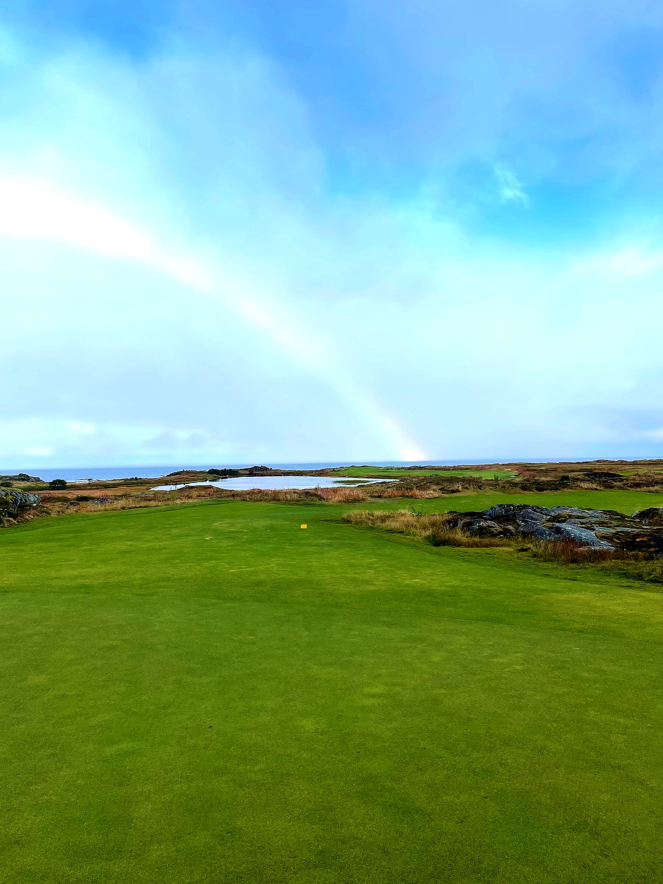 Fairway på Lofoten Links med regnbue i bakgrunnen