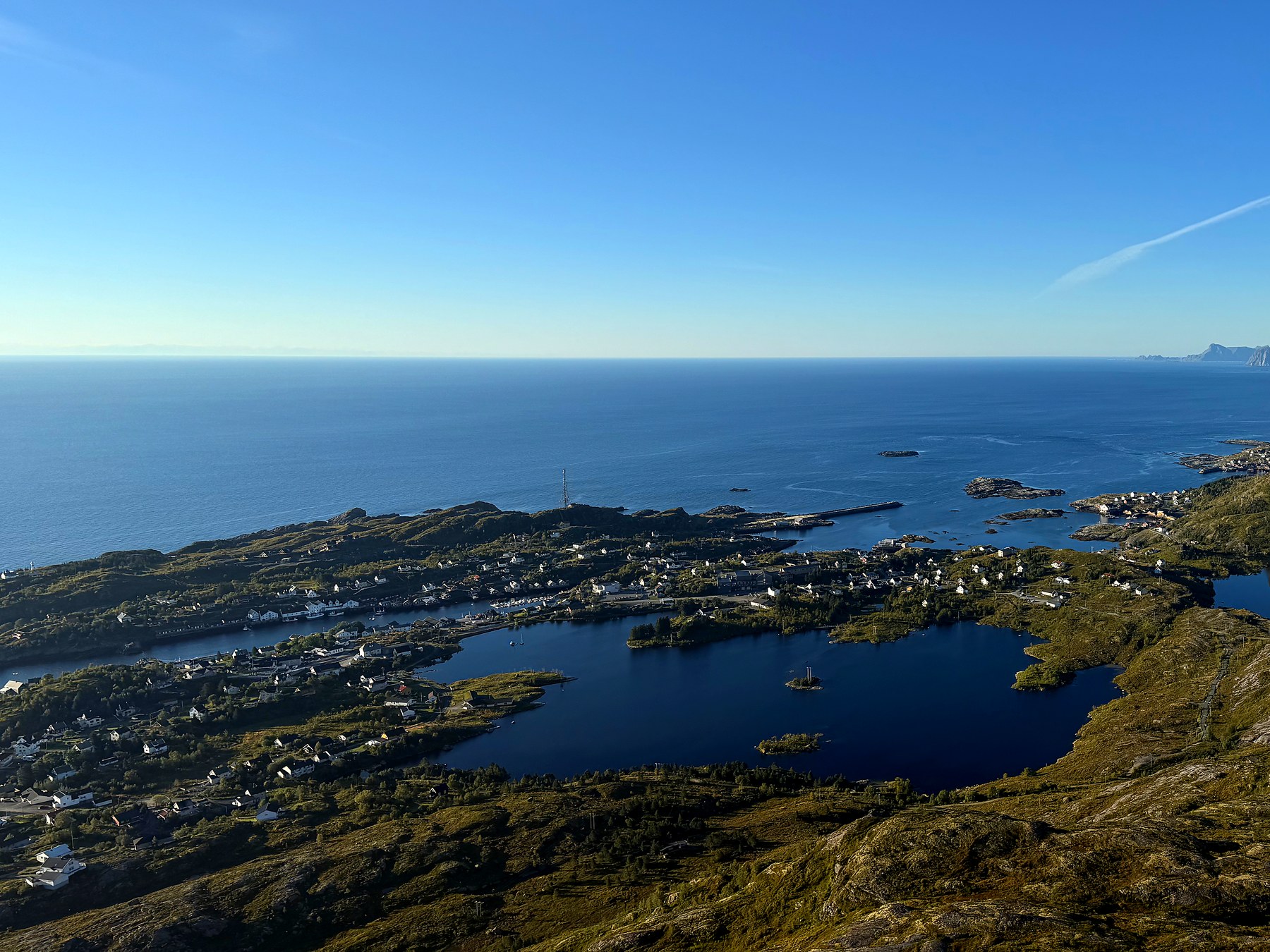 Utsikt fra Kollfjellet ned mot Sørvågen og havet