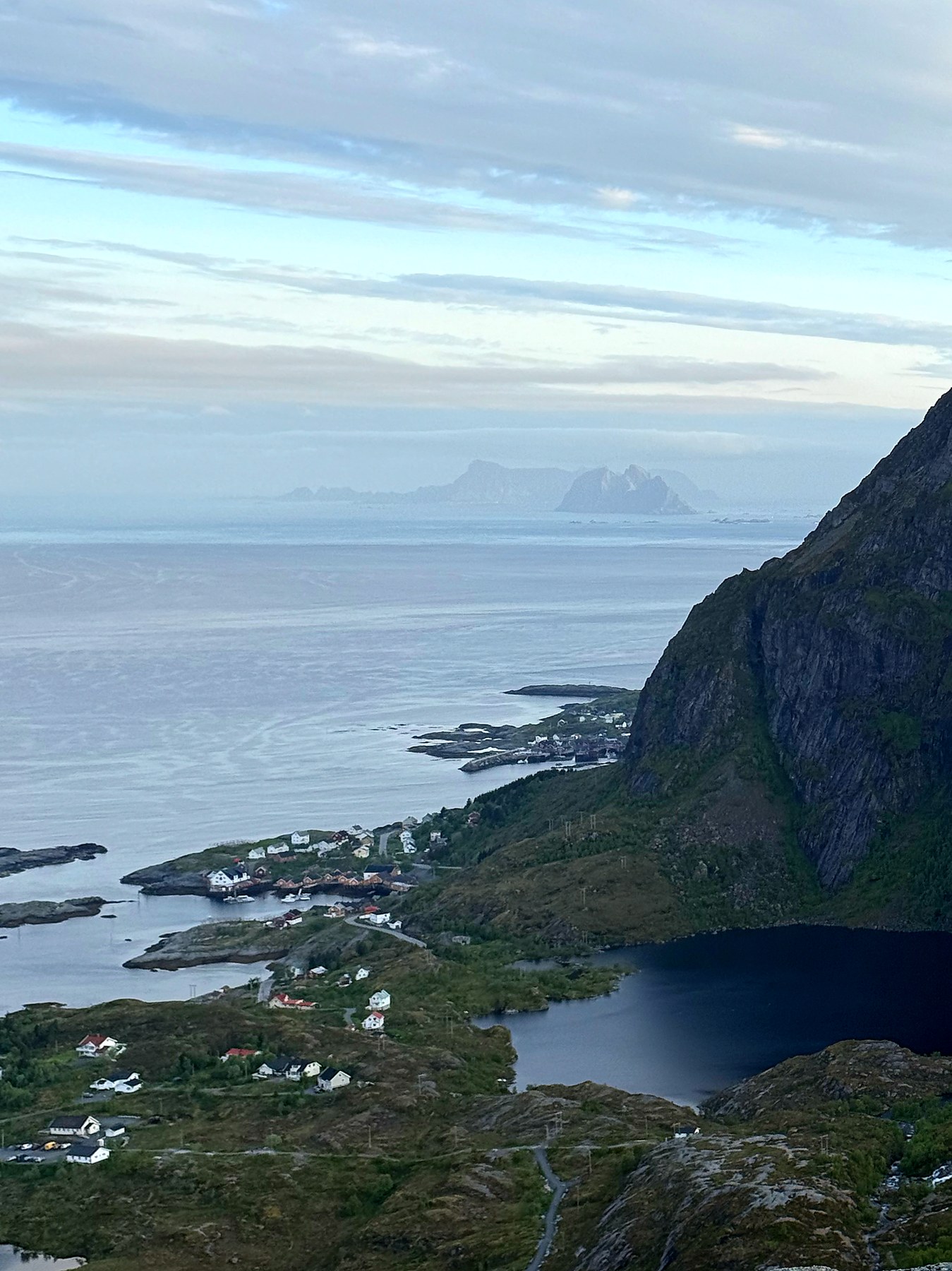 Utsikt fra Kollfjellet over Moskenesvågen og øyene i kveldslys