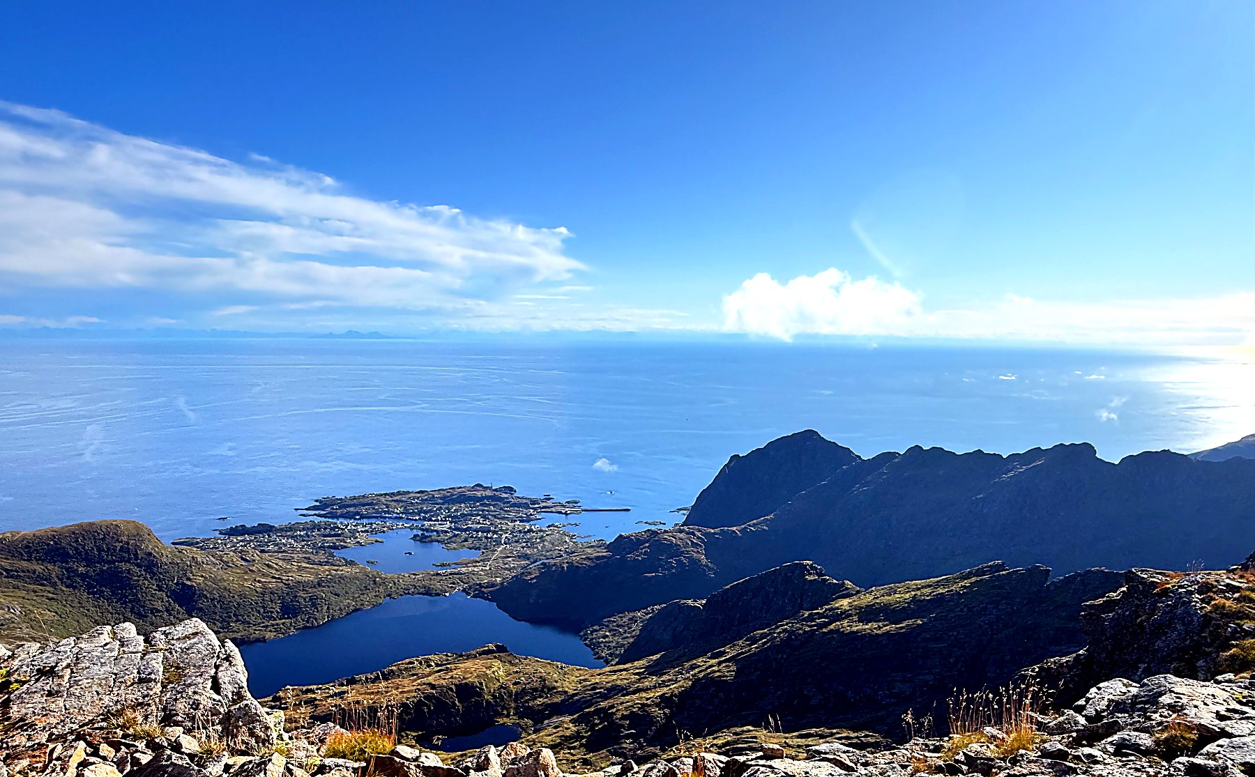 Støvla rager over Sørvågen i Lofoten