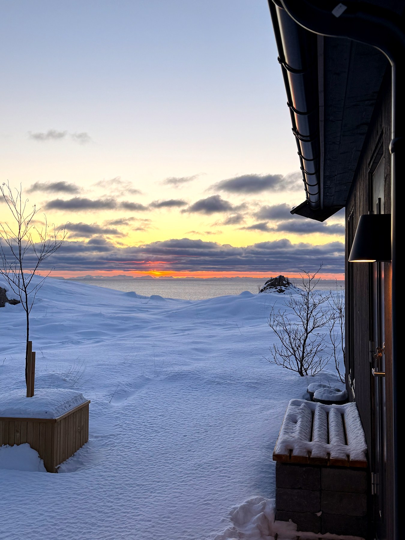 Utsikt fra hytteterrassen en stille vinterkveld med snø