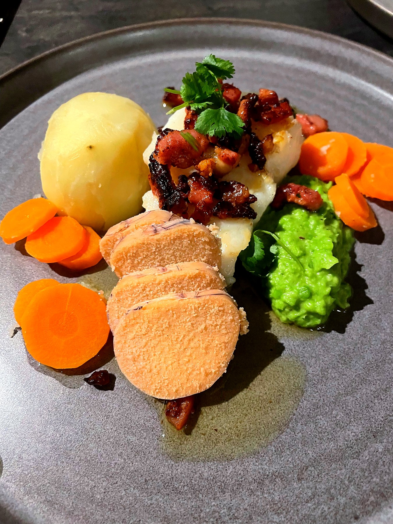 Fiskerett laget og servert på hytta, med kokt potet, gulrot og ertepuré
