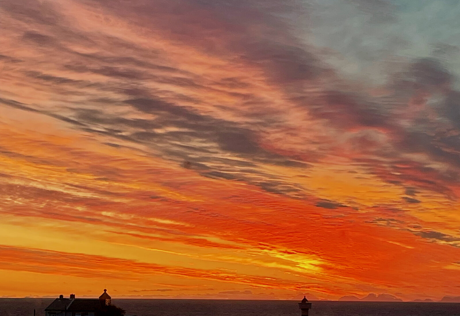 Flammende solnedgang over havet
