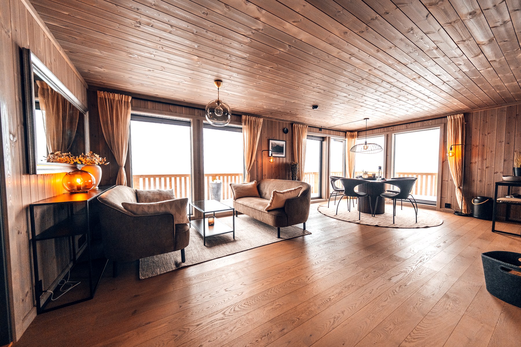 Stue og spiseplass med panoramautsikt