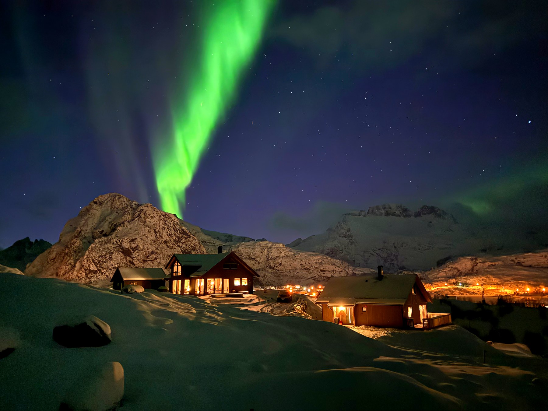 Nordlys over hyttetunet i Sørvågen