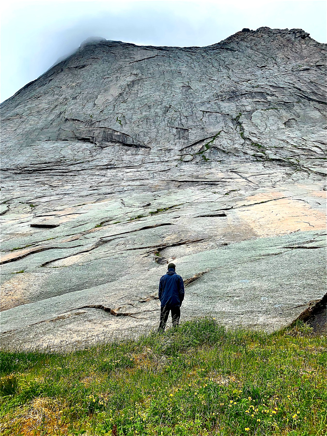Vandrer på svaberg ved Bunesstranda