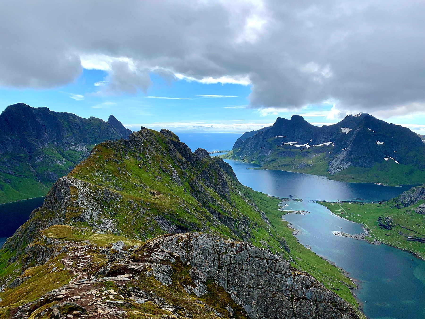 Utsikt over fjorden fra fjellryggen ved Bunes