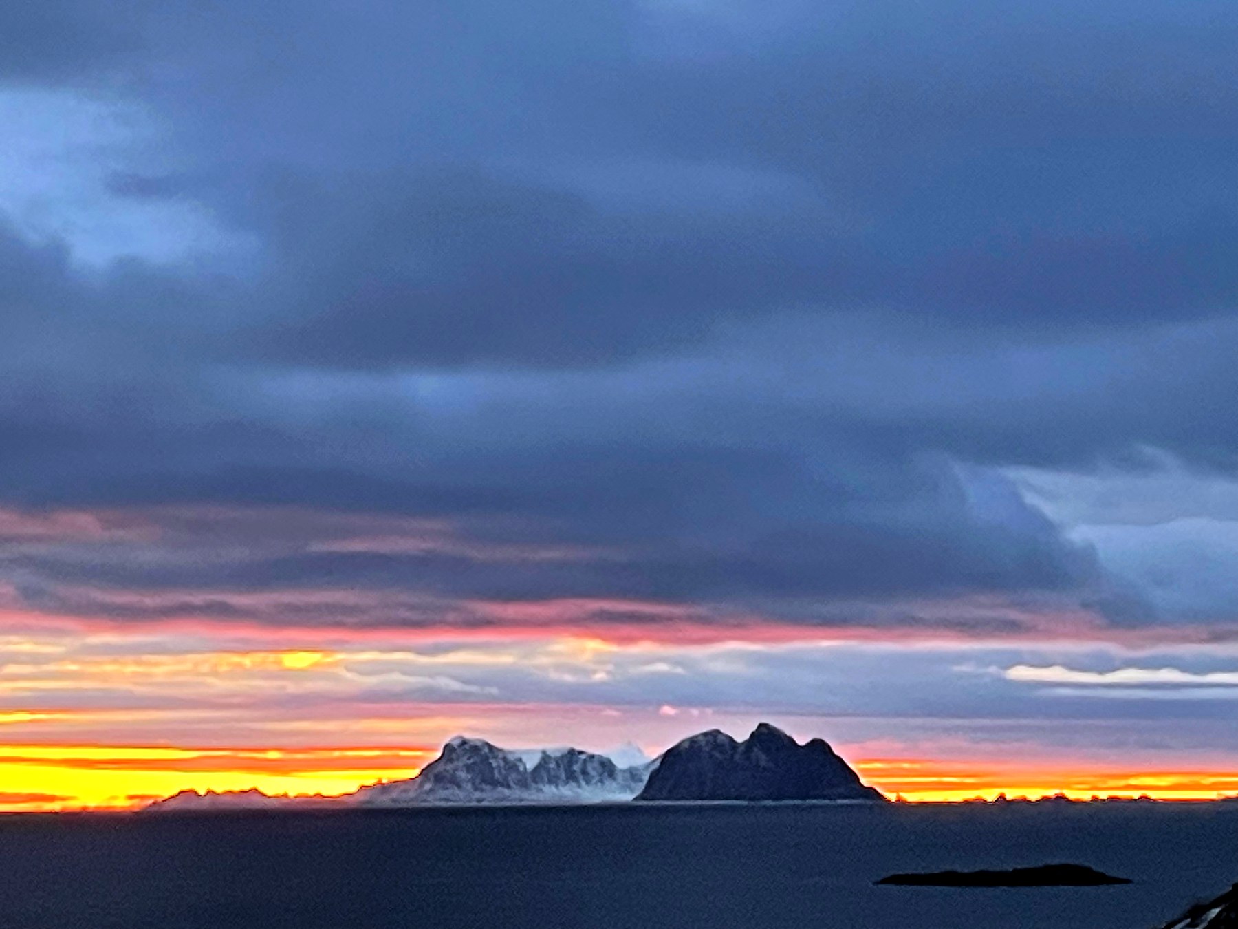 Solnedgang over øyene i havgapet