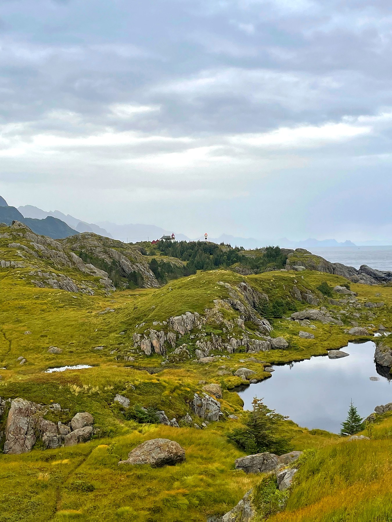 Fjellsti forbi et lite tjern