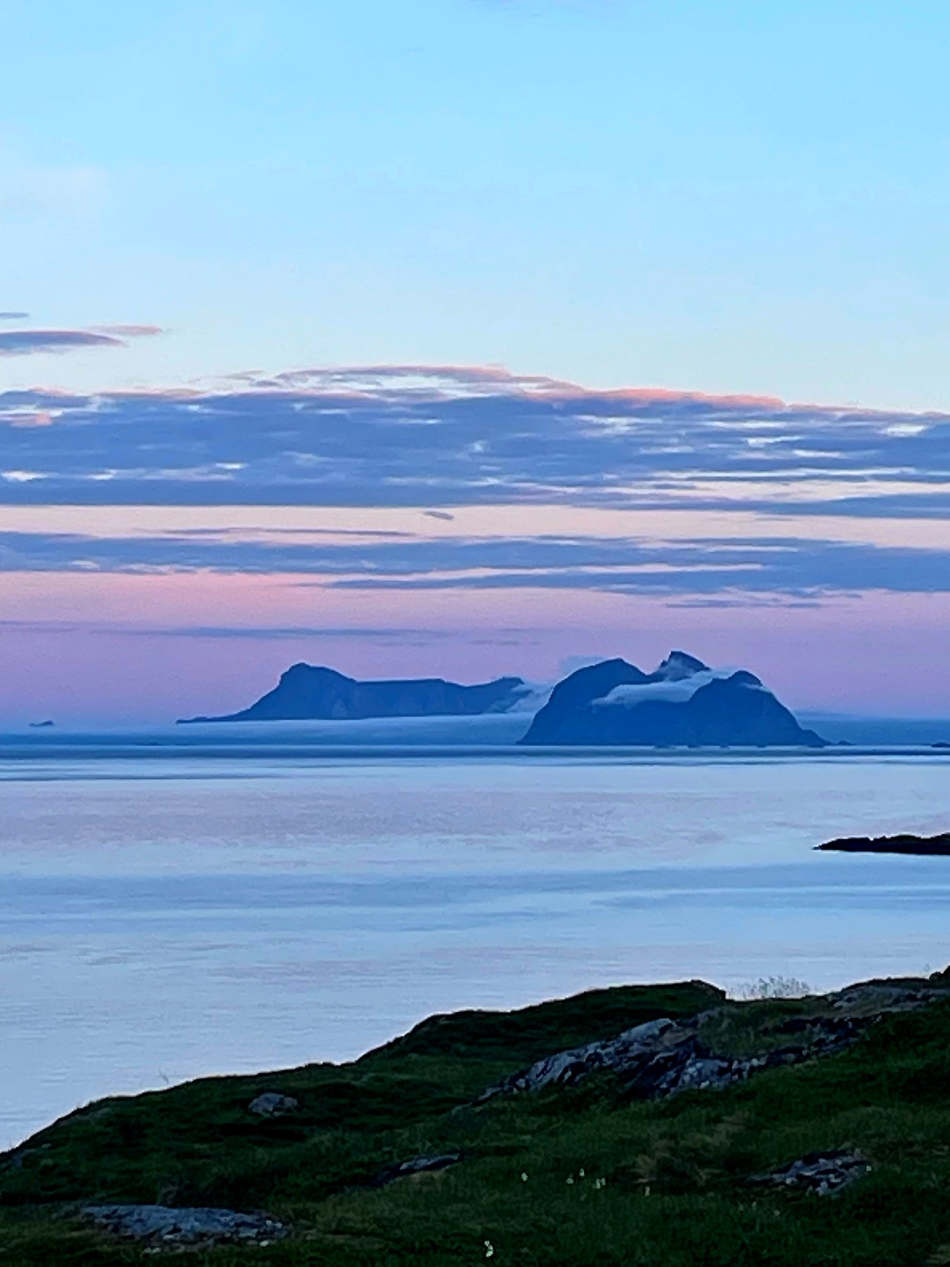 Øyer i havet i blåtimen