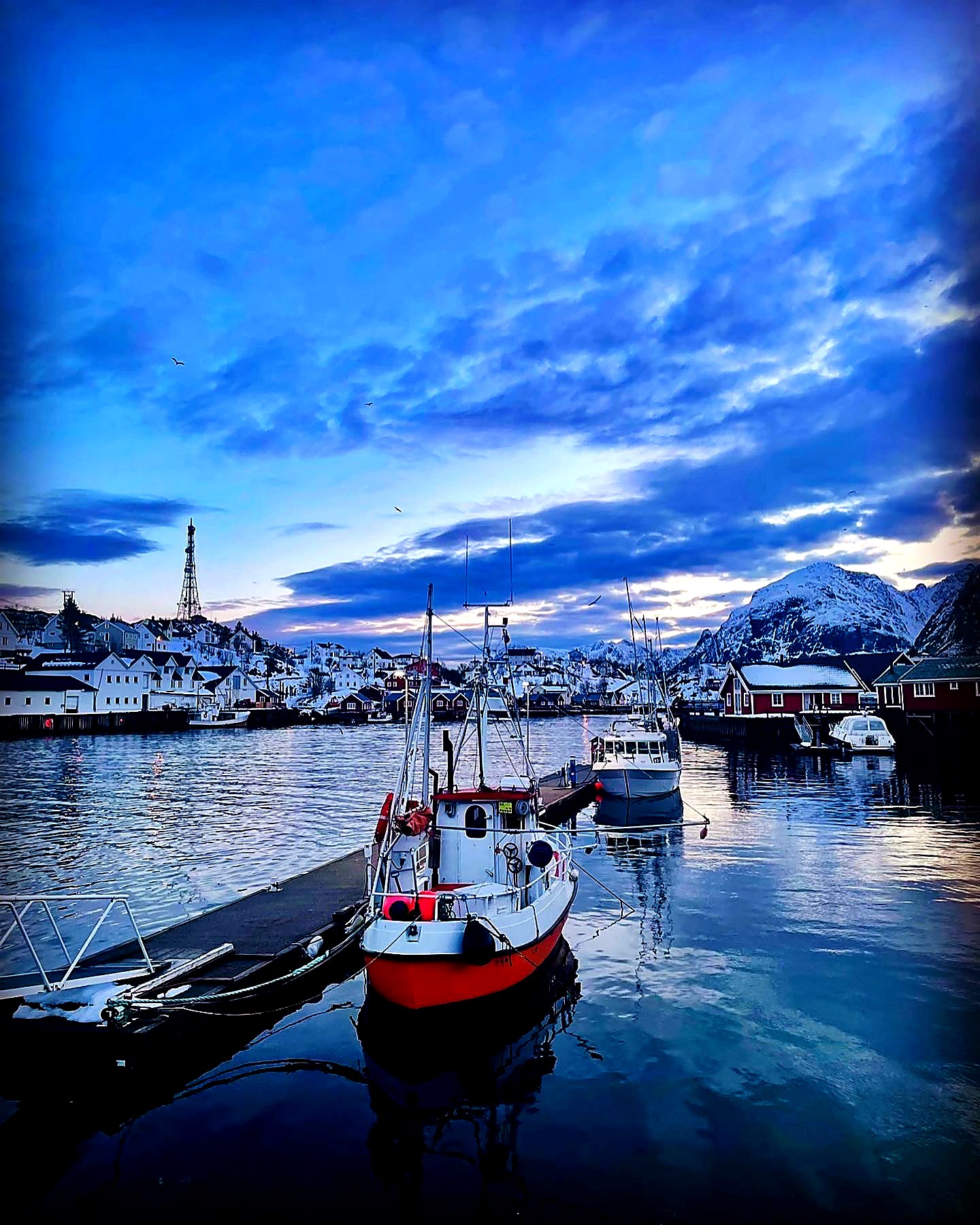 Fiskebåt til kai i Sørvågen