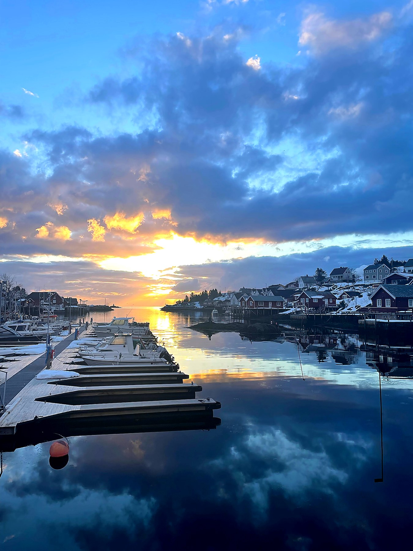 Morgensol over havna i Sørvågen