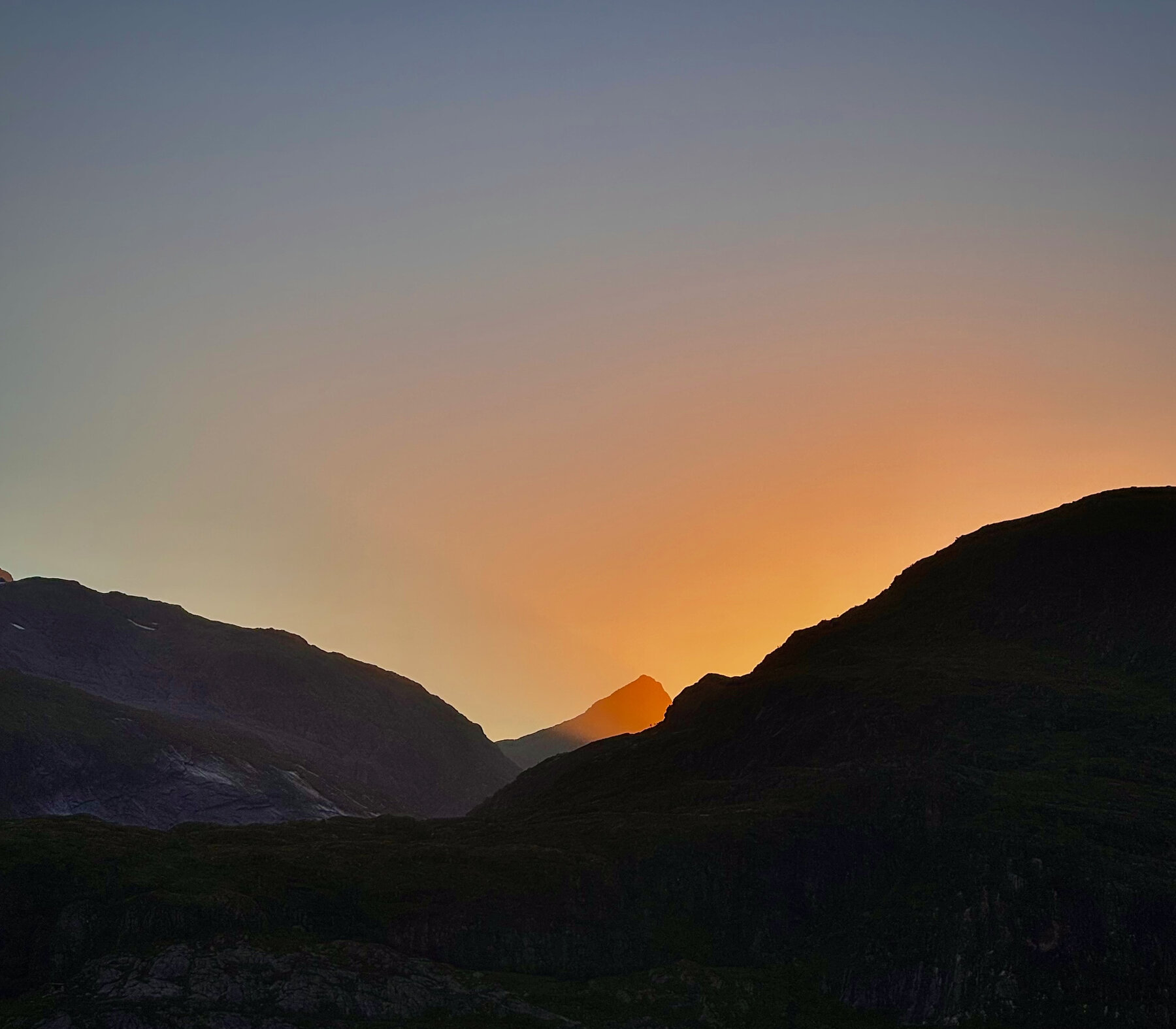 Midnattsolen lyser opp fjellene