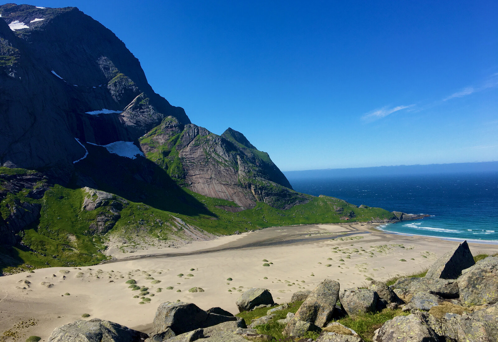 Bunesstranda sett ovenfra, med dramatiske fjell ned mot havet
