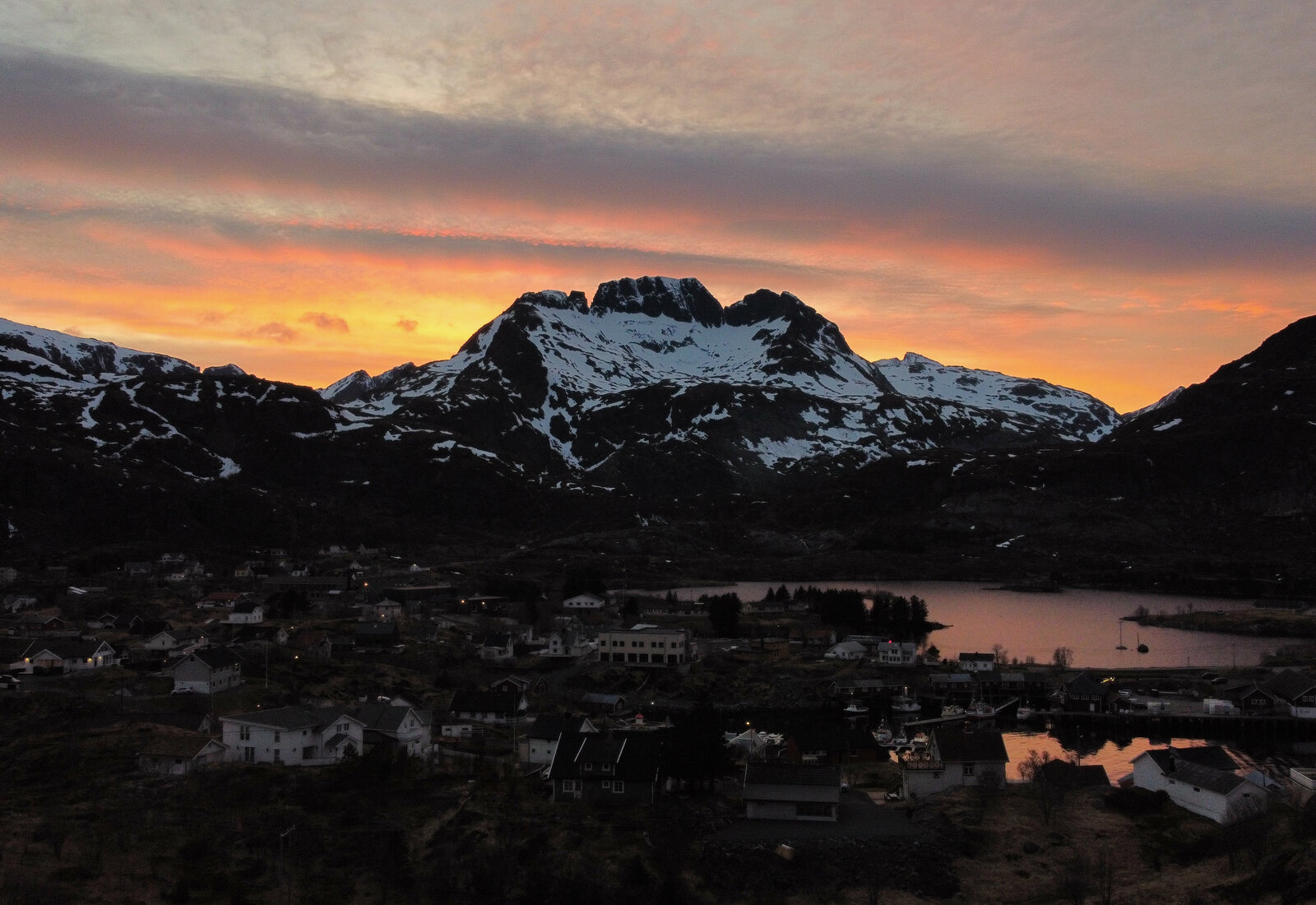 Solnedgang bak Støvla, med Sørvågen opplyst i dalen
