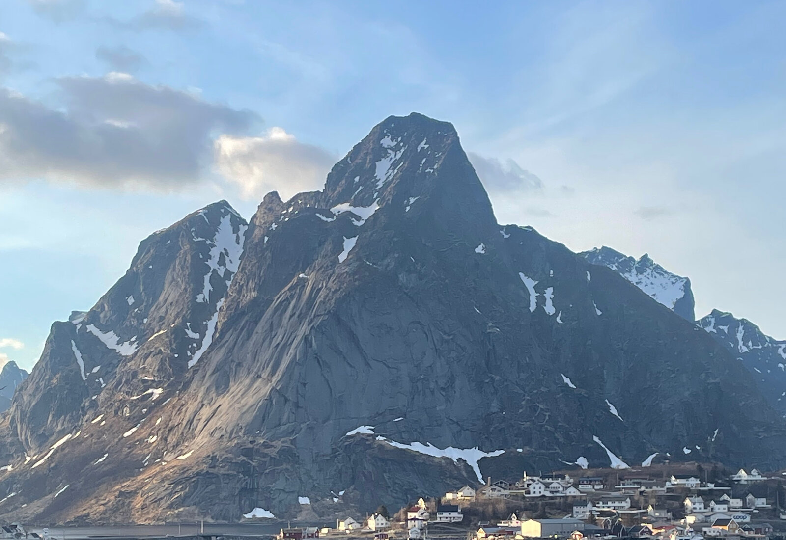 Fjell med smeltende snø over Reine